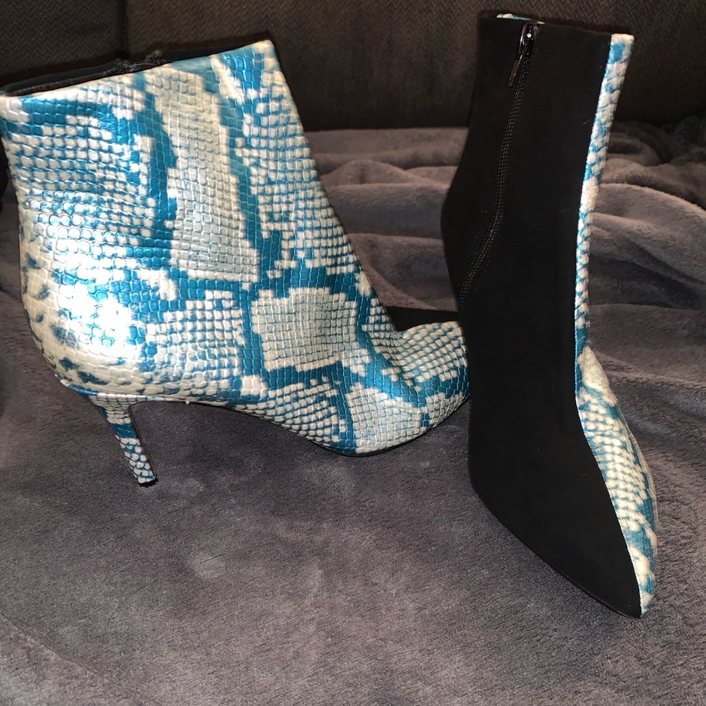 UNIQUE SNAKESKIN BOOTIES